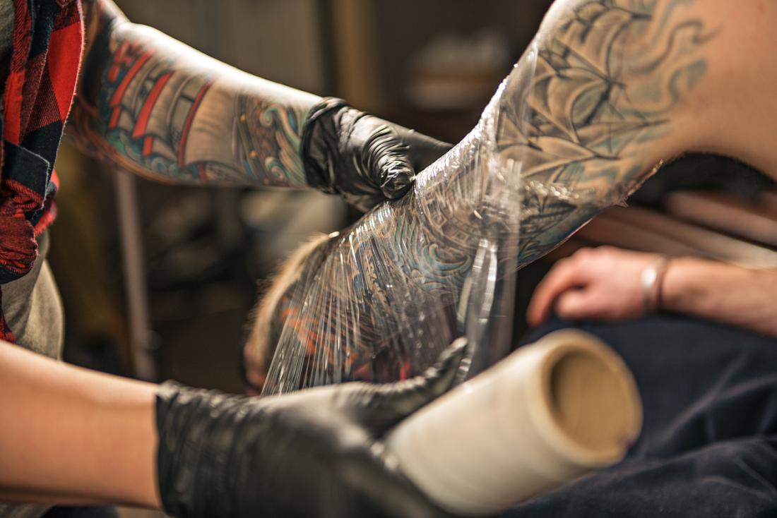 jak dbać o tatuaż